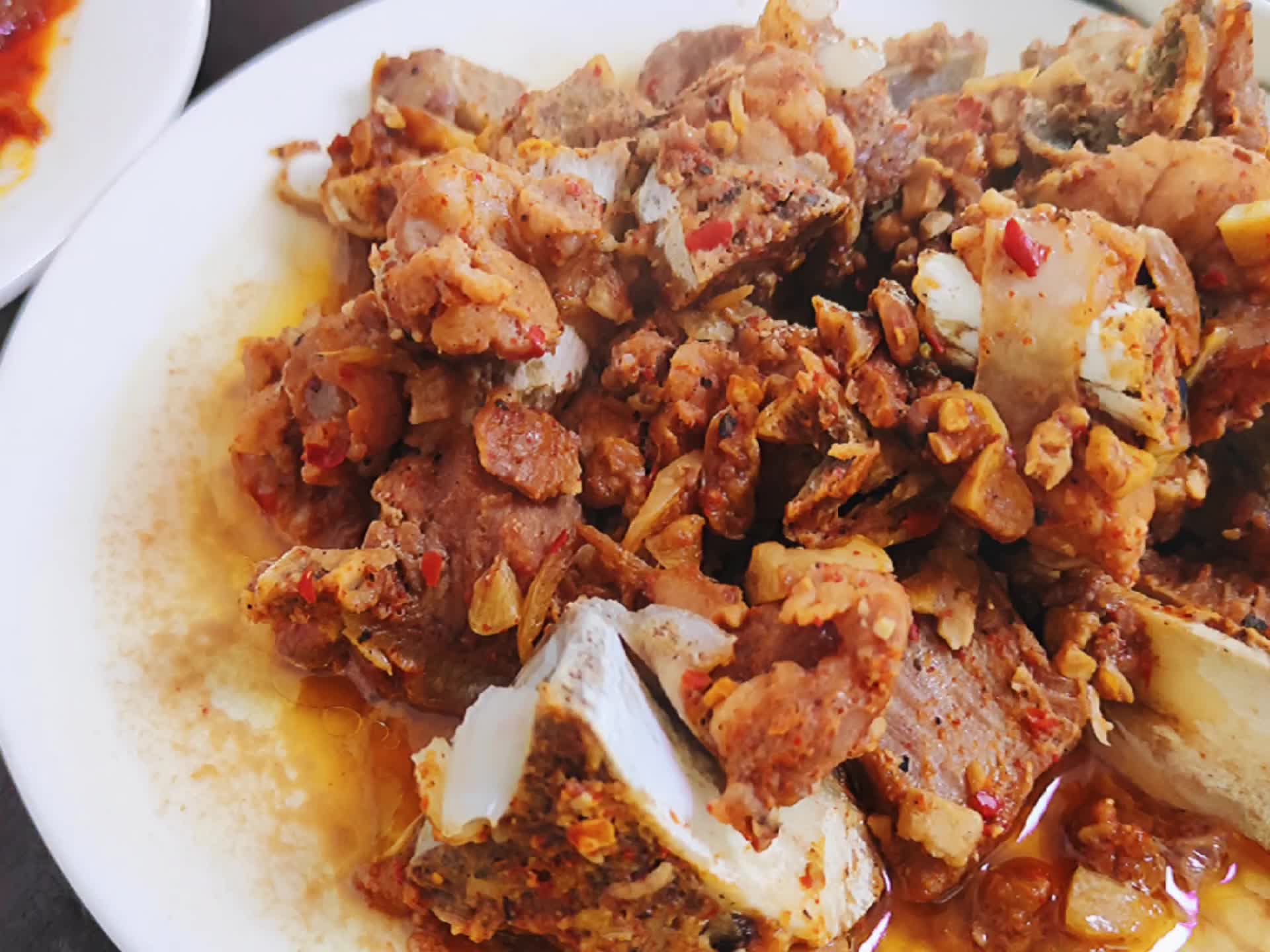 爸妈邮寄过来的家乡味,妹子做成了丰盛的午餐,酸肉最具云南特色