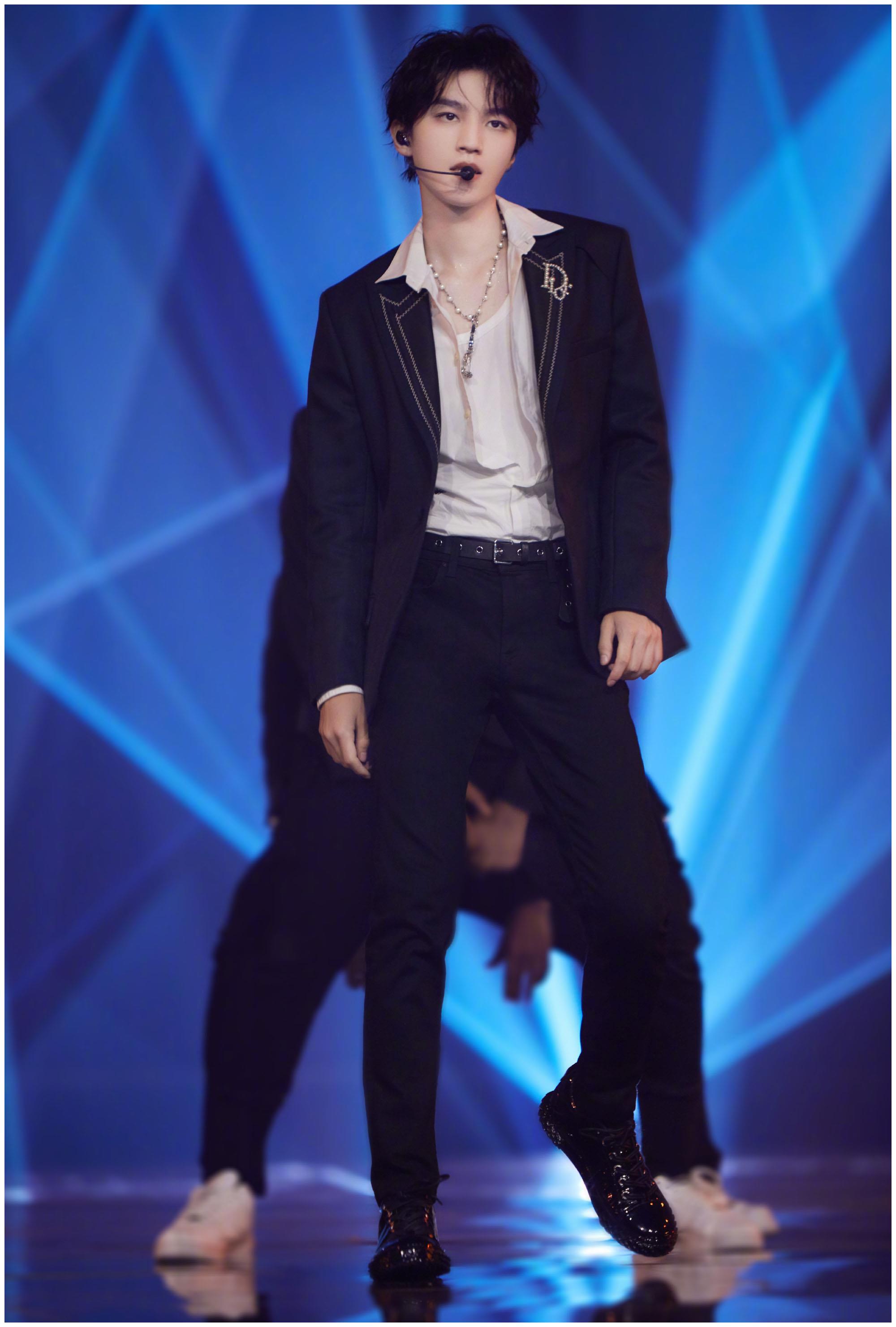 王俊凯beautiful舞台好绝,黑白极致配__财经头条