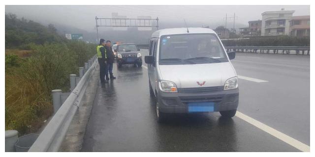 下雨天应该开什么灯光？老司机表示：下雨天开双闪，驾照白考了！