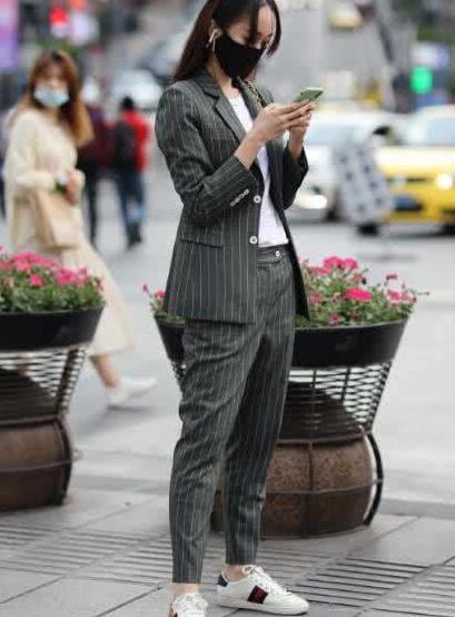 街拍:美女一套职业小西装气场十足,尽显御姐范_高清图集_新浪网
