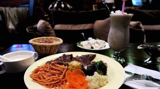 去西餐厅吃饭,服务员端上柠檬水,如果喝掉了,会成"嘲笑对象"|柠檬水