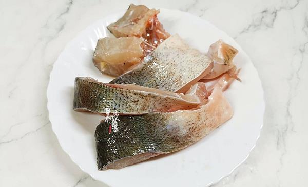 第2步:准备好的鱼腩,是鲢鱼腩,用量随意,可先用少许精盐腌一下,可以去