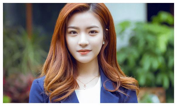 没有任何演绎基础的赵珞然,为了挣取学费,意外的成为了一个演员