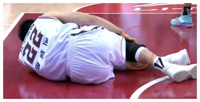 比赛中,看到李晓旭受伤,队友们的情绪都非常沮丧.