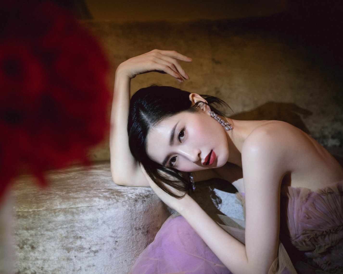 江疏影粉色露肩抹胸连衣裙大秀锁骨!肤白貌美惹人爱!_高清图集_新浪网