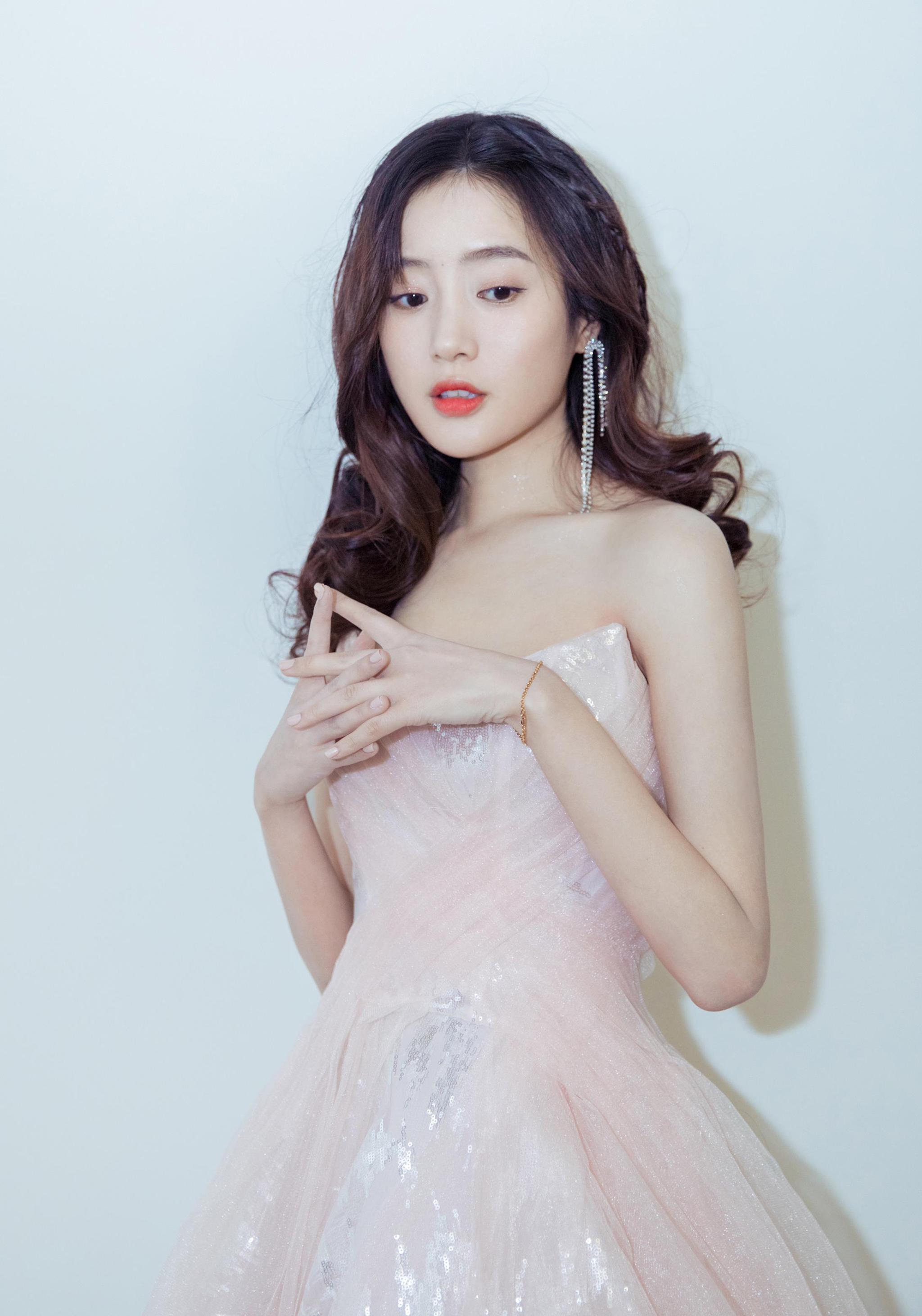 王梓薇:第6992期时尚潮流美图欣赏