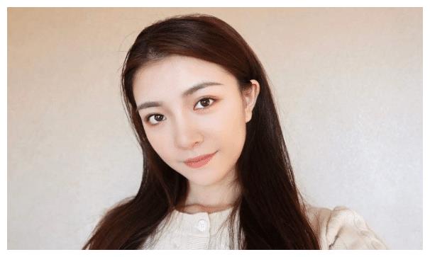 没有任何演绎基础的赵珞然,为了挣取学费,意外的成为了一个演员