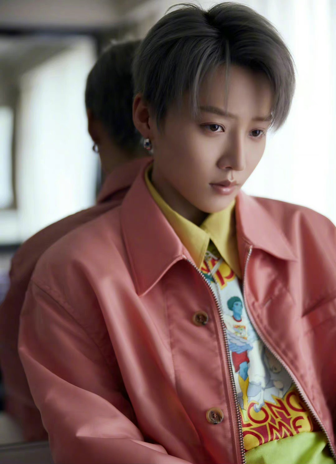 刘雨昕秋日潮流大片银灰色发型超级百搭保暖时尚的粉色夹克