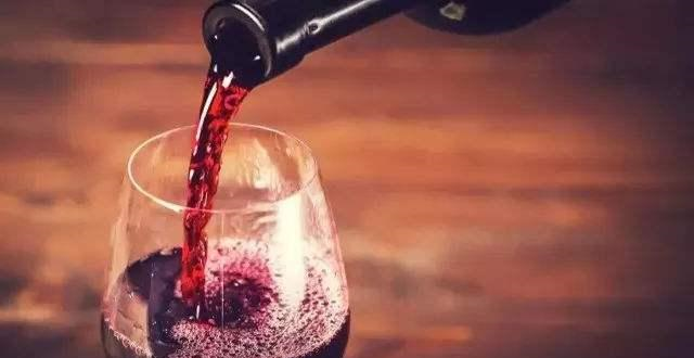 如何鉴定自己买的是不是真红酒?红酒品鉴师教你正确辨别方法!休闲区蓝鸢梦想 - Www.slyday.coM 如何鉴定自己买的是不是真红酒?红酒品鉴师教你正确辨别方法!休闲区蓝鸢梦想 - Www.slyday.coM