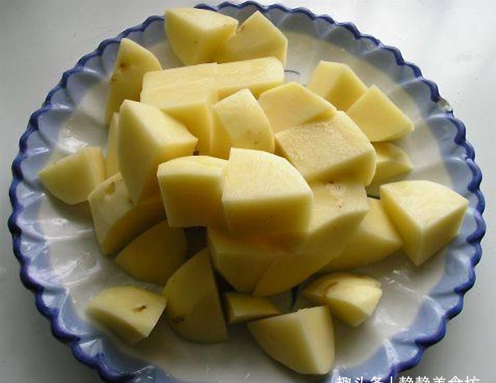 家常美食土豆炖排骨,温暖你的胃