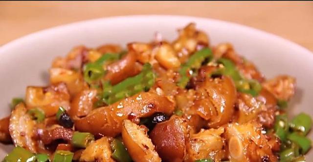 香辣有嚼劲的小炒猪脚,剔骨纯肉加青椒吃的爽到飞起!