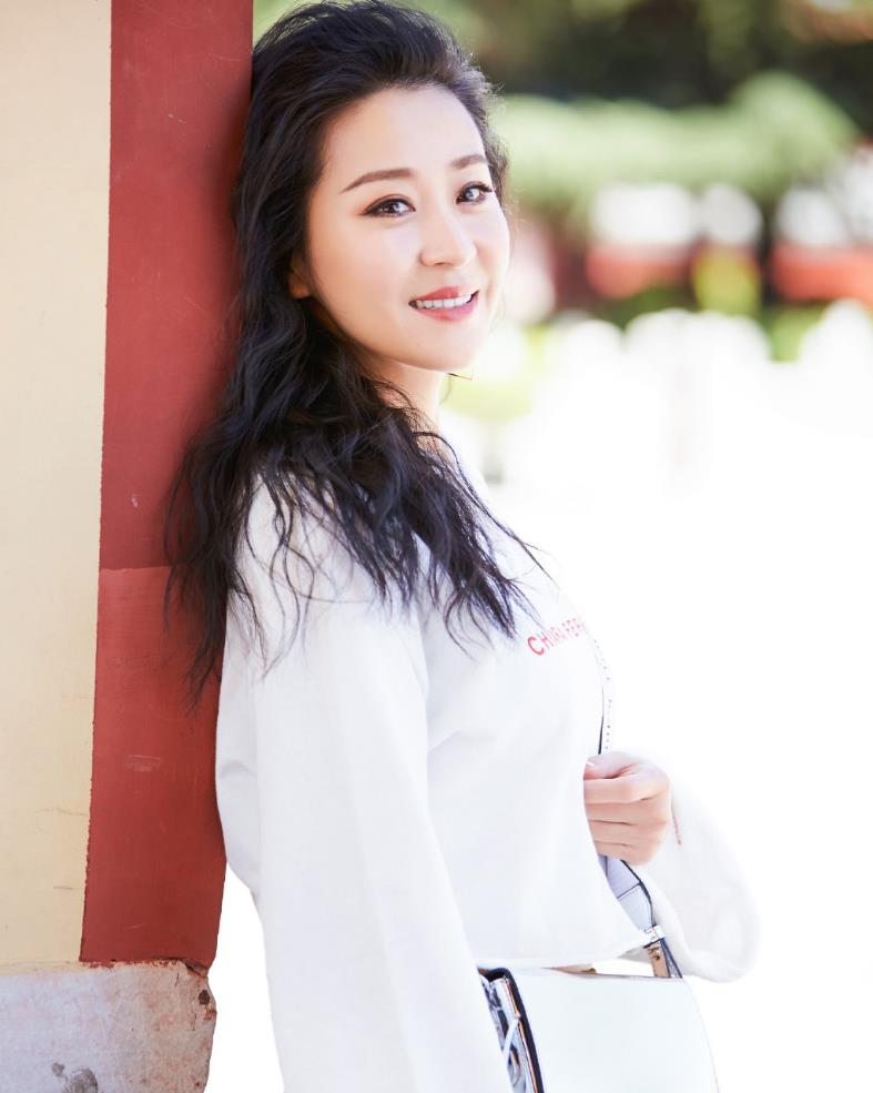 苗圃真是越活越年轻,穿短款卫衣配喇叭裤,看颜值不像43岁的人__财经