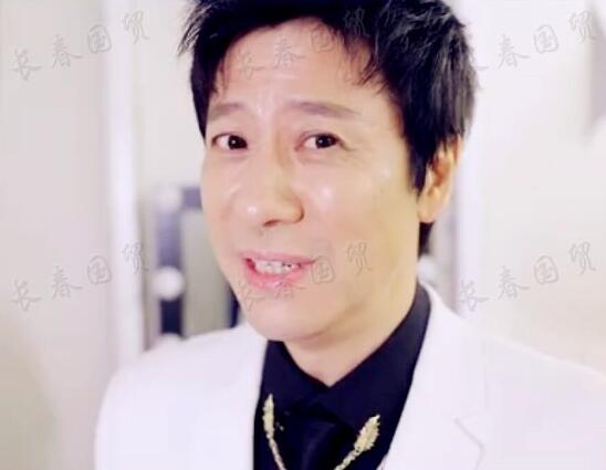 52岁歌手解晓东近照曝光,重返舞台容颜未改,风采不减当年