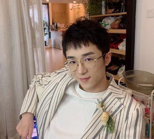 和平精英主播王小歪女装出镜,清秀气质难以掩饰,粉丝:快播游戏