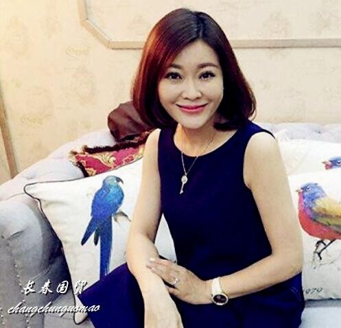 她曾是央视主持人辞职后变身网红如今47岁身材发福变化大