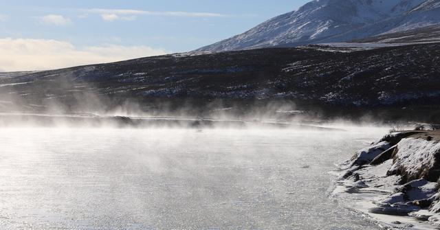四川理塘冬季清晨无量河雾气缭绕宛如仙境