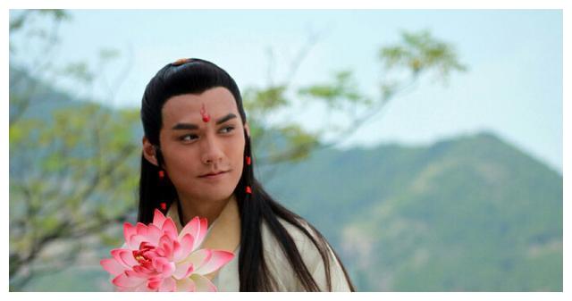 不止是女明星的花钿妆惊艳 男明星额间画上花钿妆 更惊艳 财经头条 不止是女明星的花钿妆惊艳 男明星额间画上花钿妆 更惊艳 财经头条