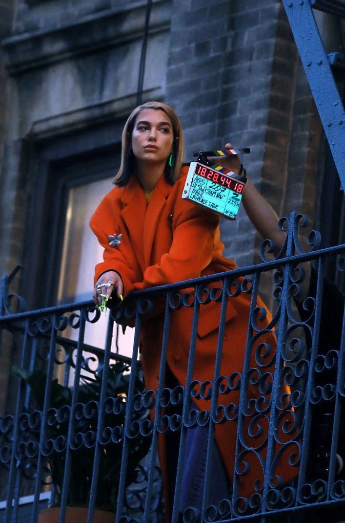 杜瓦·里帕橘红色风衣十分迷人,尽显时尚摩登范!