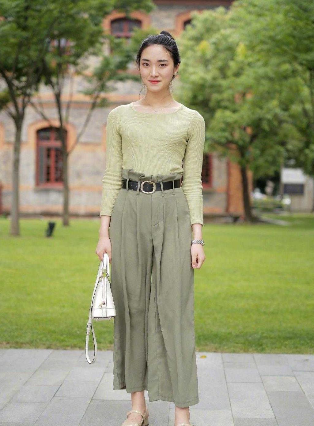 气质女神陈数真不一样薄荷绿衬衫配白裤子打扮清爽显年轻