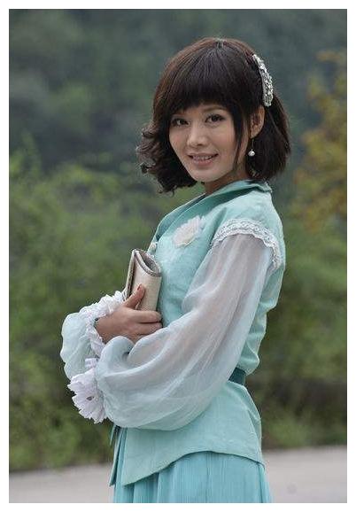 她用21年捧红老公,却惨遭嫩模插足被抛弃,今独自一人抚养孩子