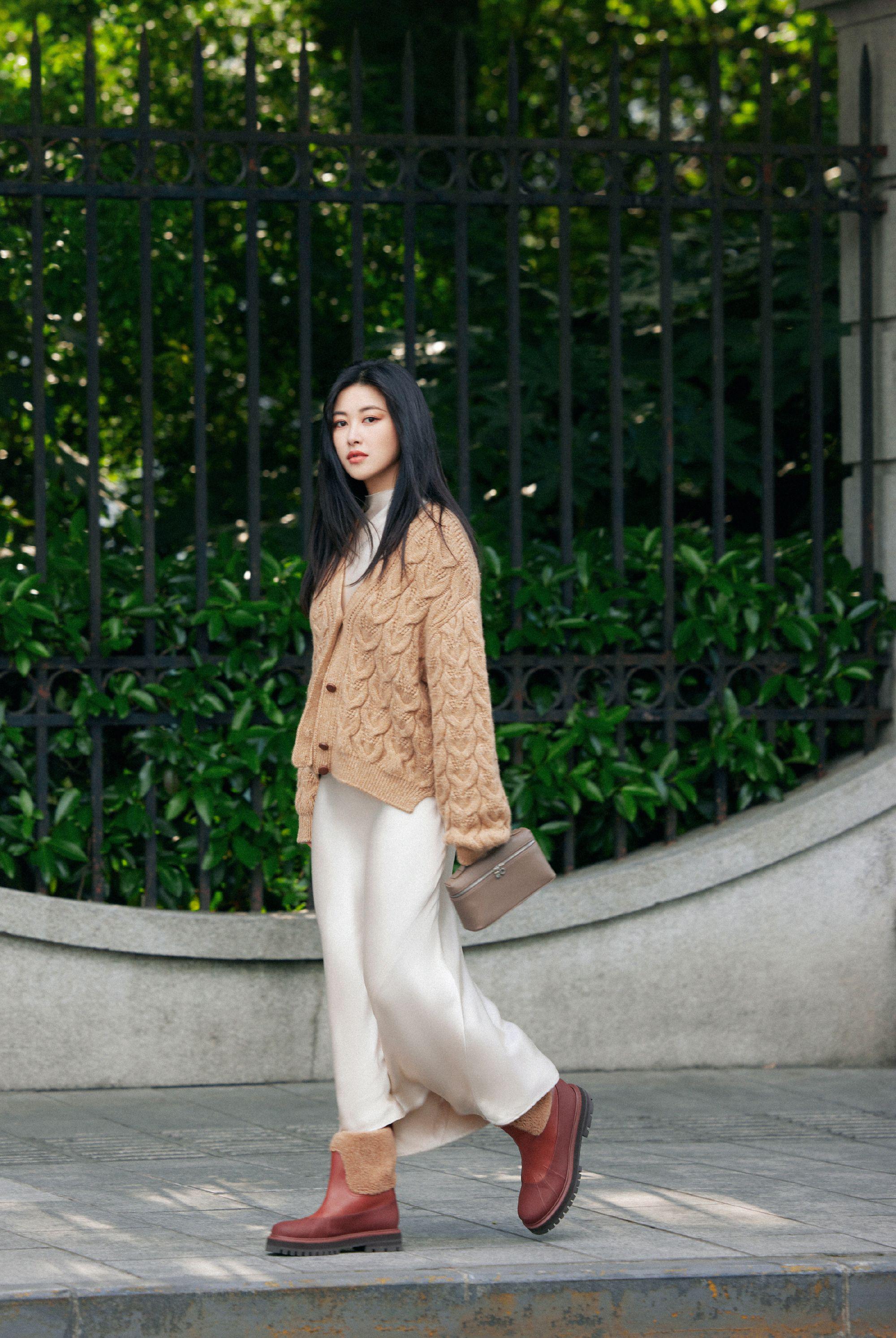 朱珠的一组街拍大片释出,米色长裙和驼色毛衣的搭配__财经头条