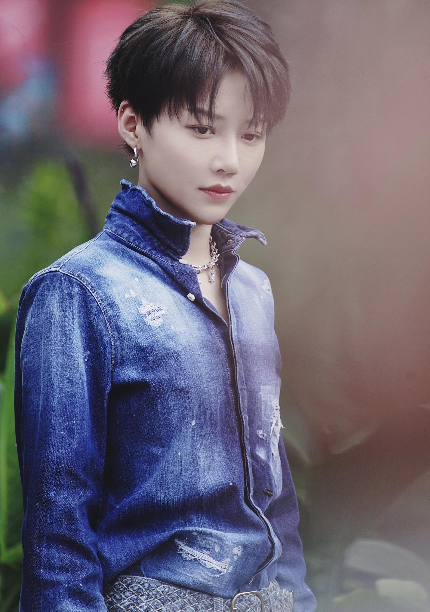 c位成团刘雨昕,一身牛仔出席《我和我的家乡》首