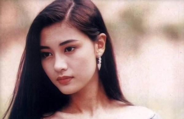 其中最值得一提就是著名"港姐"李嘉欣,年轻时候的李嘉欣明眸皓齿,也算