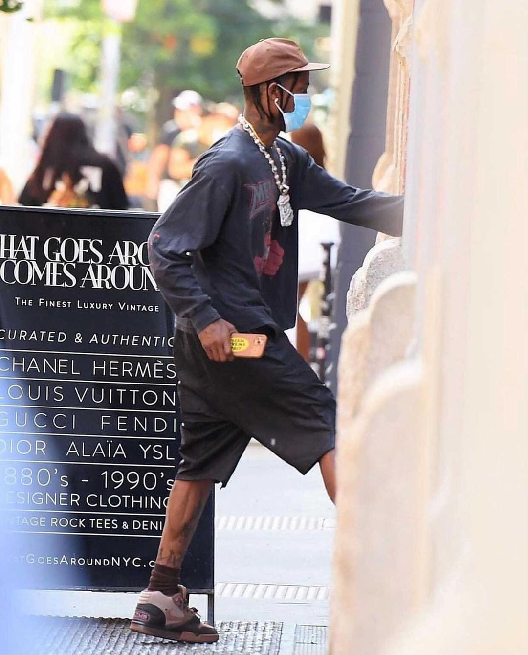 又是一双新倒钩travisscottxnike新联名亲着曝光