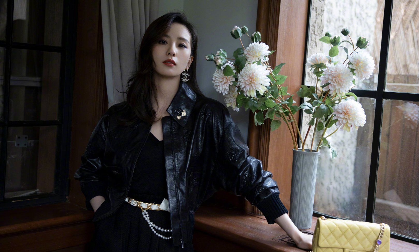 刘诗诗复古皮夹克搭配小黑裙看秀造型,又酷又美的飒姐