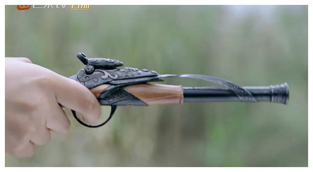 锦衣之下未解之谜,已为第二部埋伏笔,除了仇人陆绎今夏另有关系