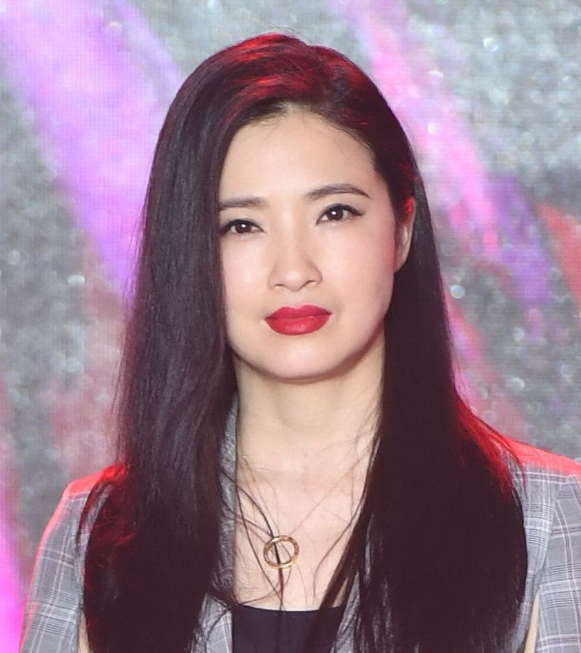 女神龚蓓苾,图一白色一字肩套装亮相,卷发迷人"很妩媚"