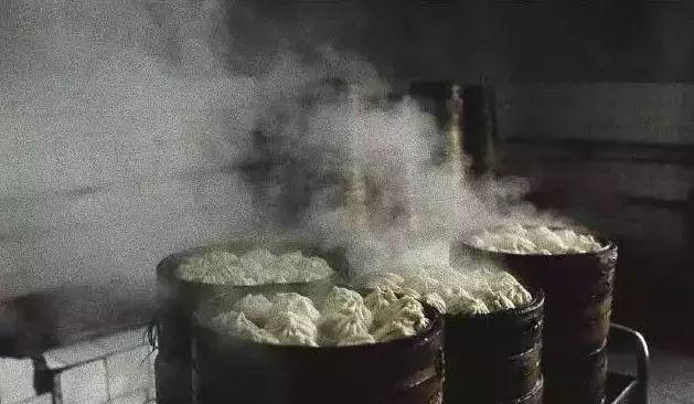 老照片80年代的美食那时候的中国餐桌都有些什么食物呢