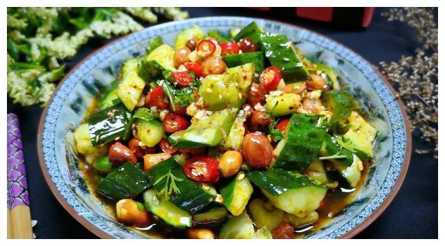 凉拌黄瓜时,直接拌就错了,多加这一步,黄瓜清脆爽口更入味