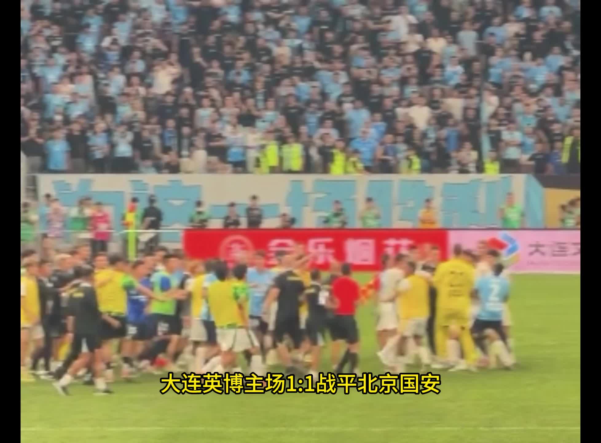 转播镜头切走了！中超补时乱斗：数十人参与 主帅遭锁喉+外援染红