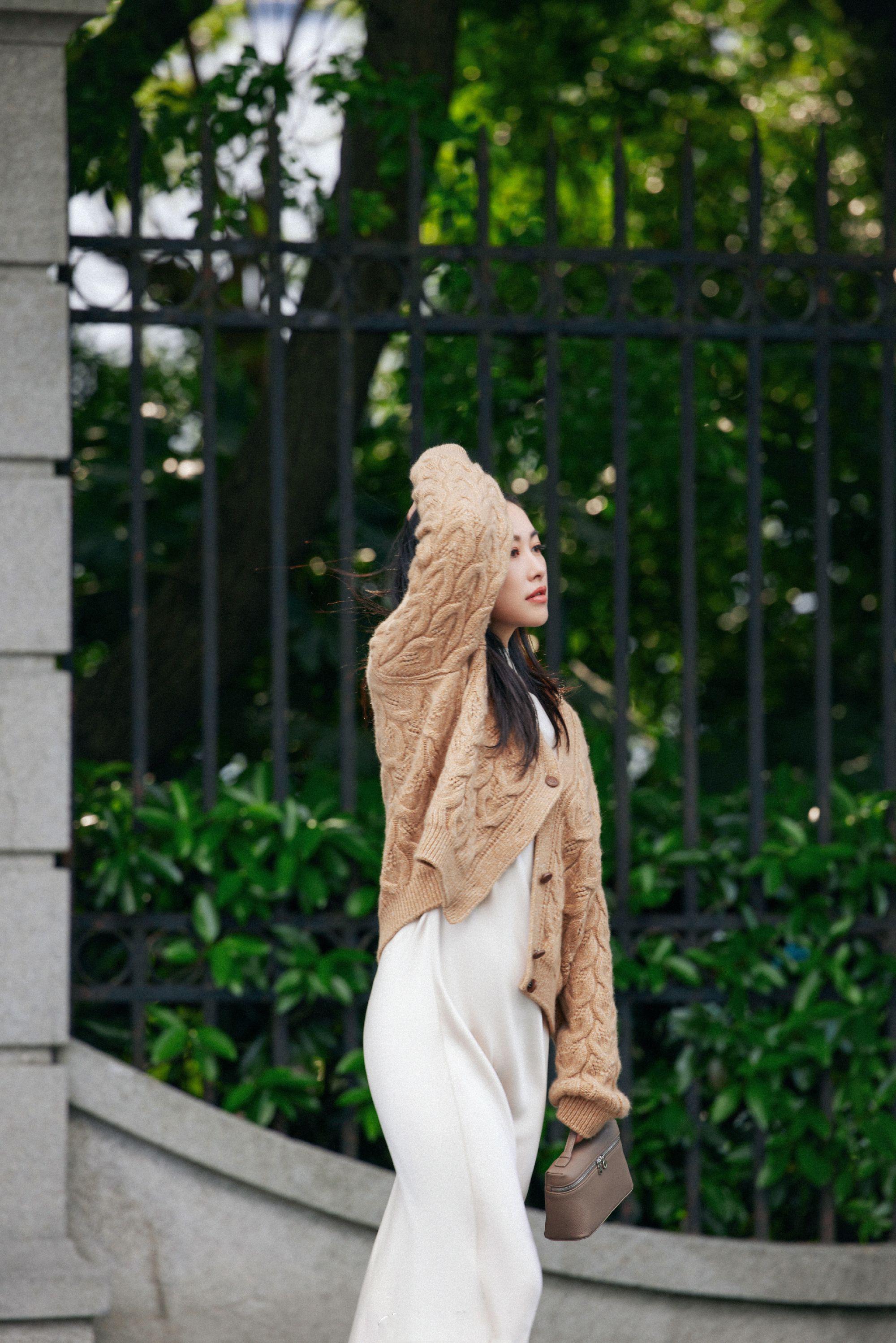 朱珠的一组街拍大片释出,米色长裙和驼色毛衣的搭配_高清图集_新浪网