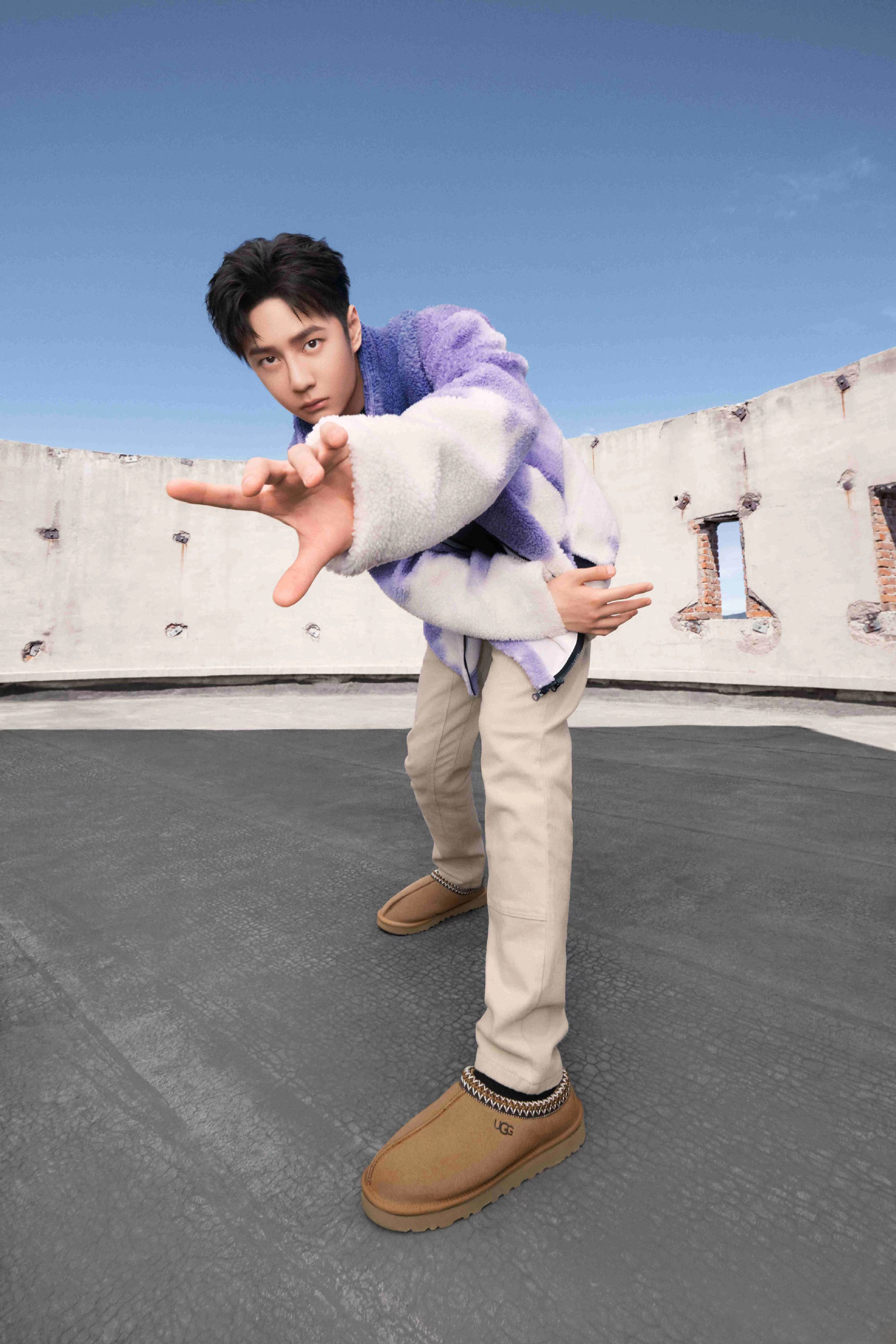 王一博身着塔斯曼系列鞋款演绎时下流行的laid back风格__财经头条