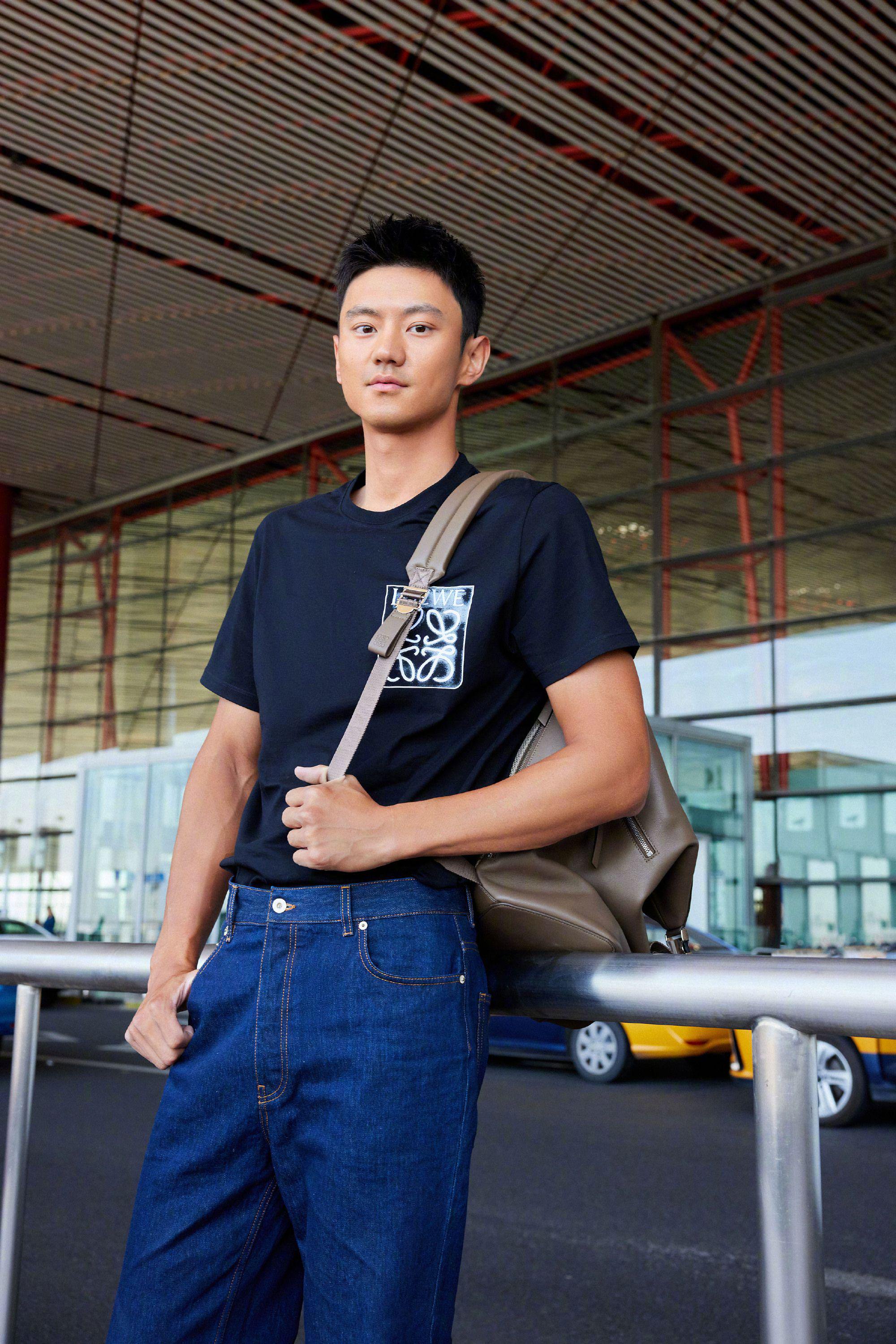 宁泽涛启程巴黎男装周,t恤 牛仔裤穿搭阳光帅气