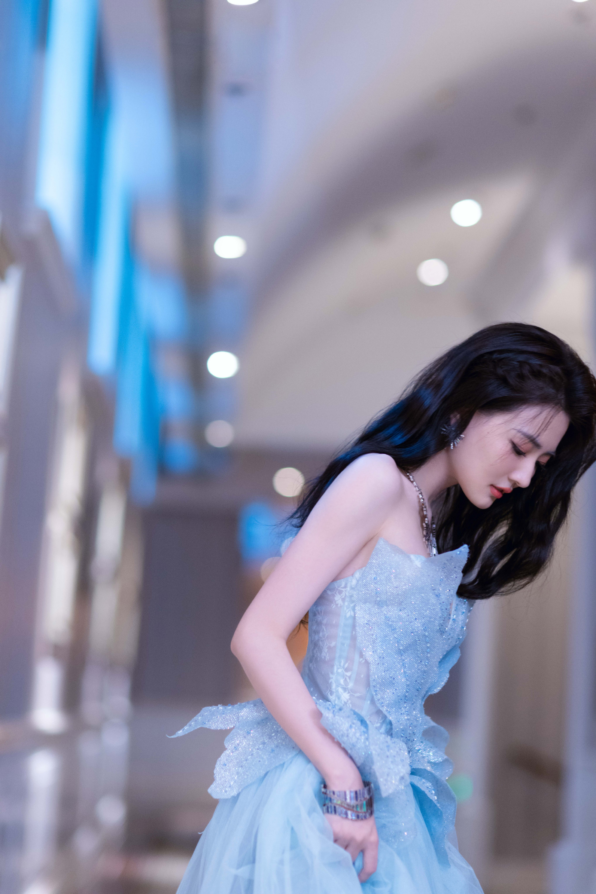 徐璐身穿aolisha蓝纱礼裙,两款tesoro珠宝点缀,微卷长发