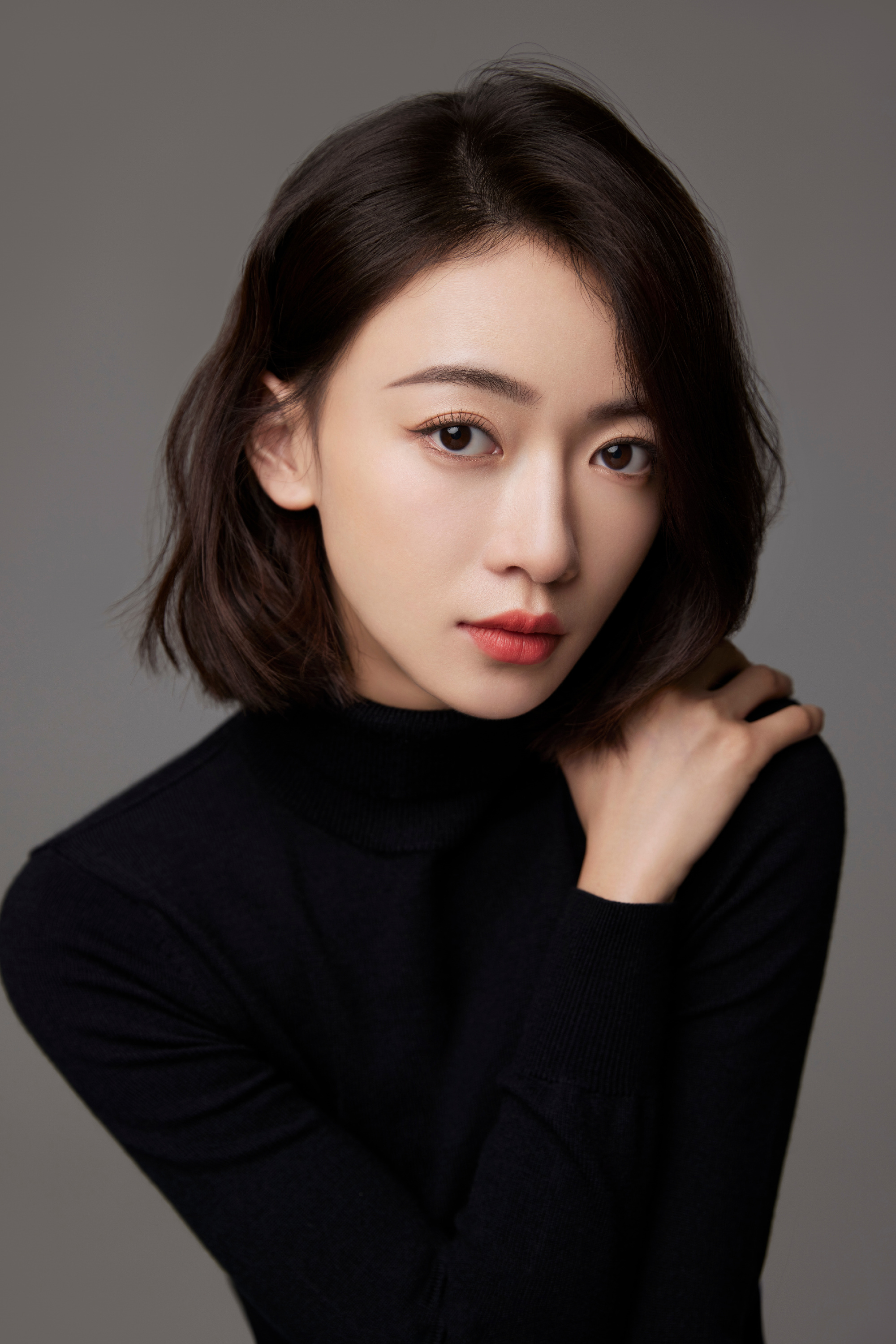 吴谨言最新宣传照释出,黑色毛衣裙搭配波浪短发__财经头条