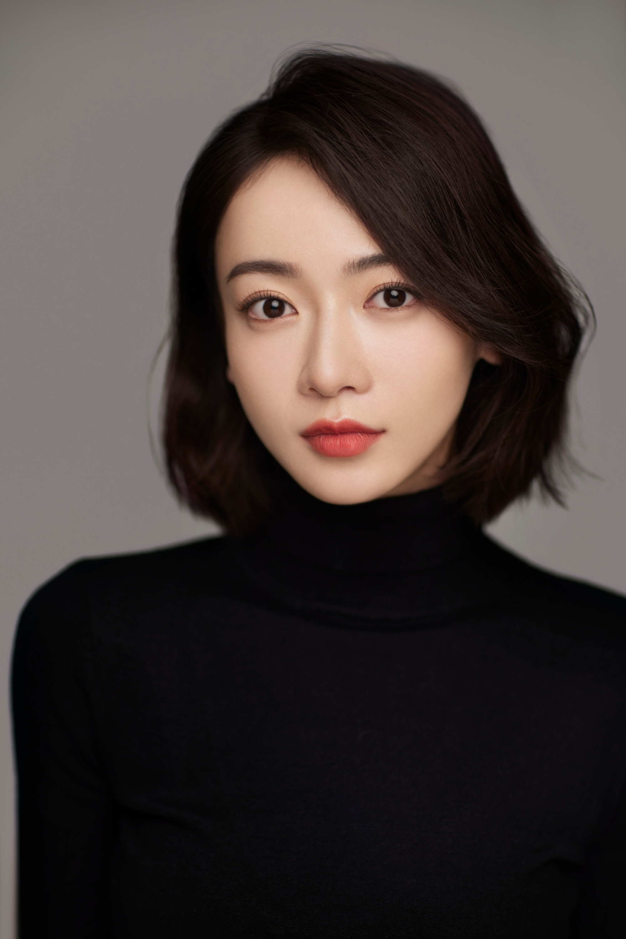 吴谨言最新宣传照释出,黑色毛衣裙搭配波浪短发__财经头条