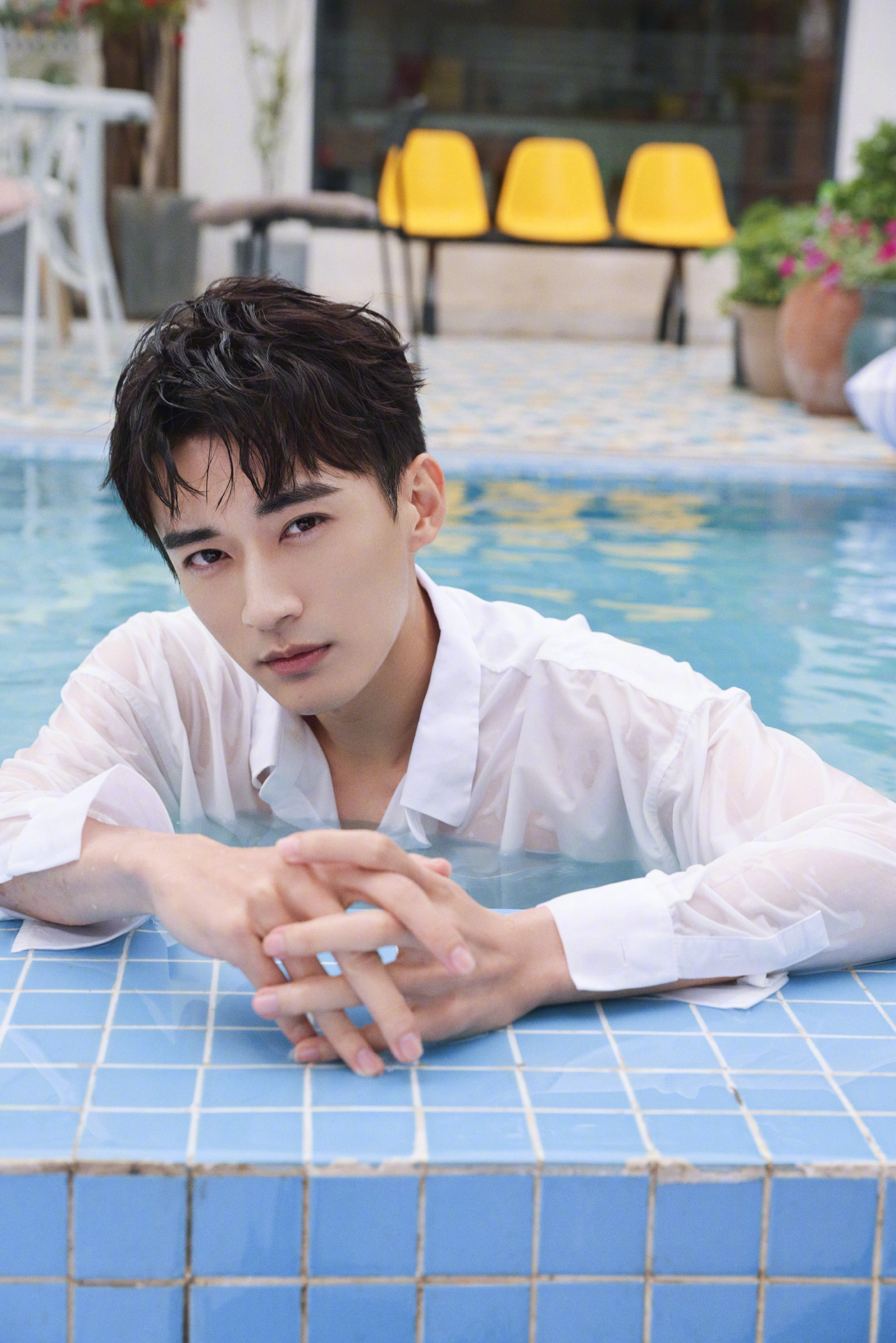 一起回顾刘学义经典的泳池写真纯白衬衫气质儒雅