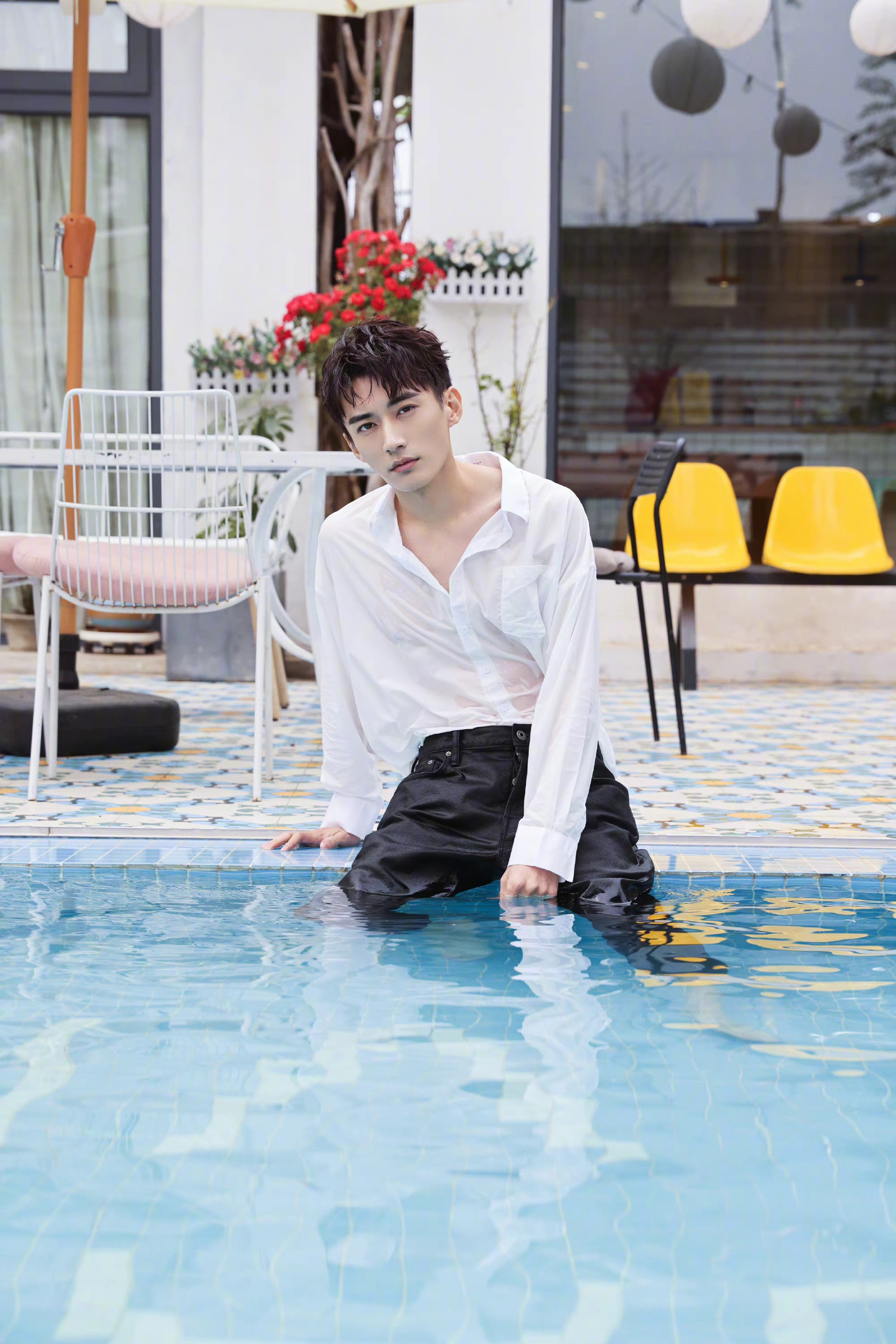 一起回顾刘学义经典的泳池写真纯白衬衫气质儒雅