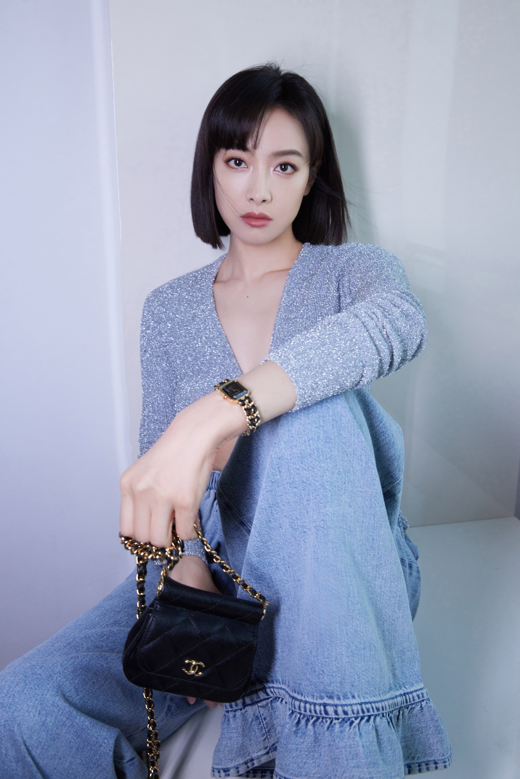 身着针织开衫和牛仔裤,宋茜独有的洒脱率性__财经头条