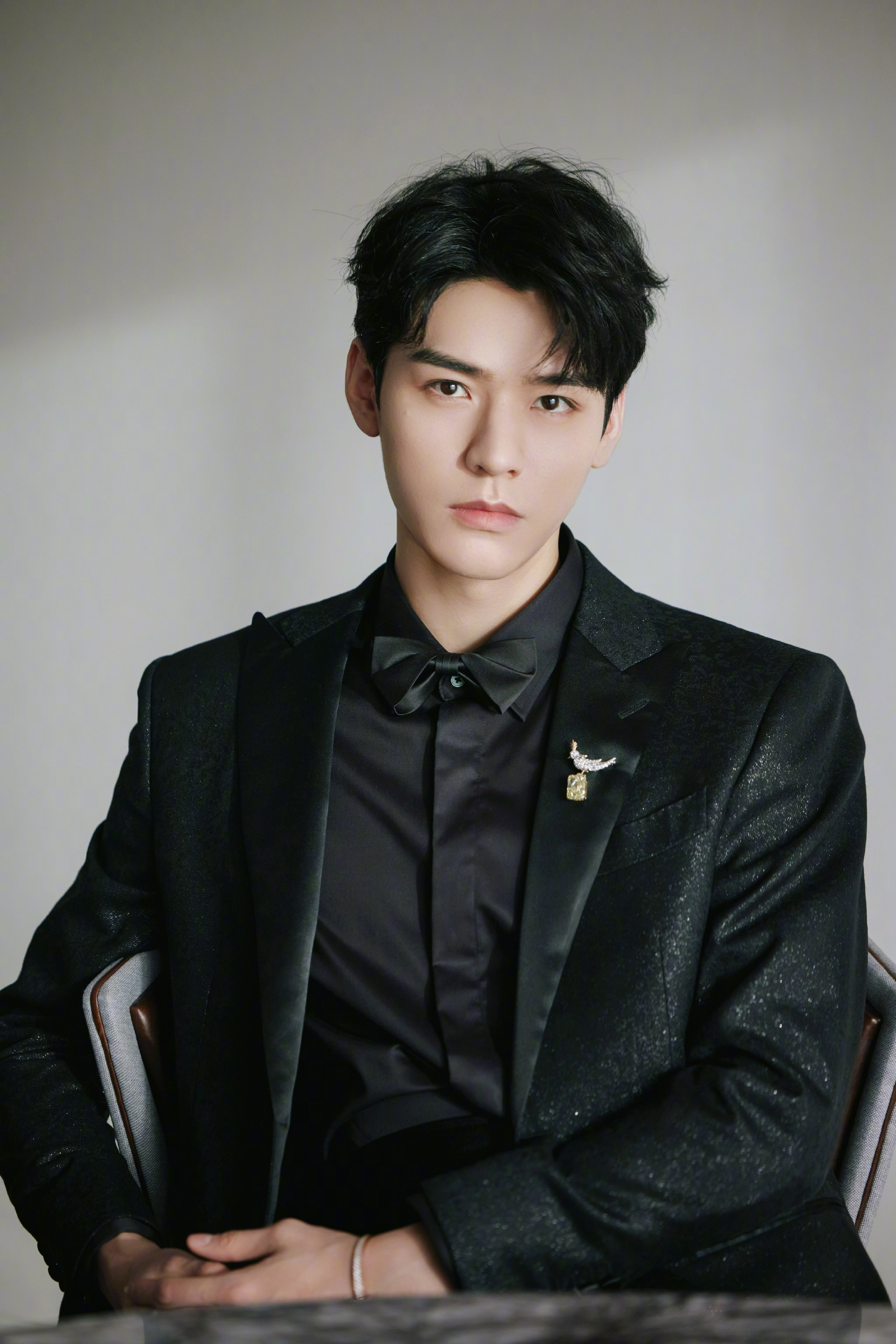 龚俊身穿黑色烫金面料西装出席活动及晚宴佩戴的两款胸针精致