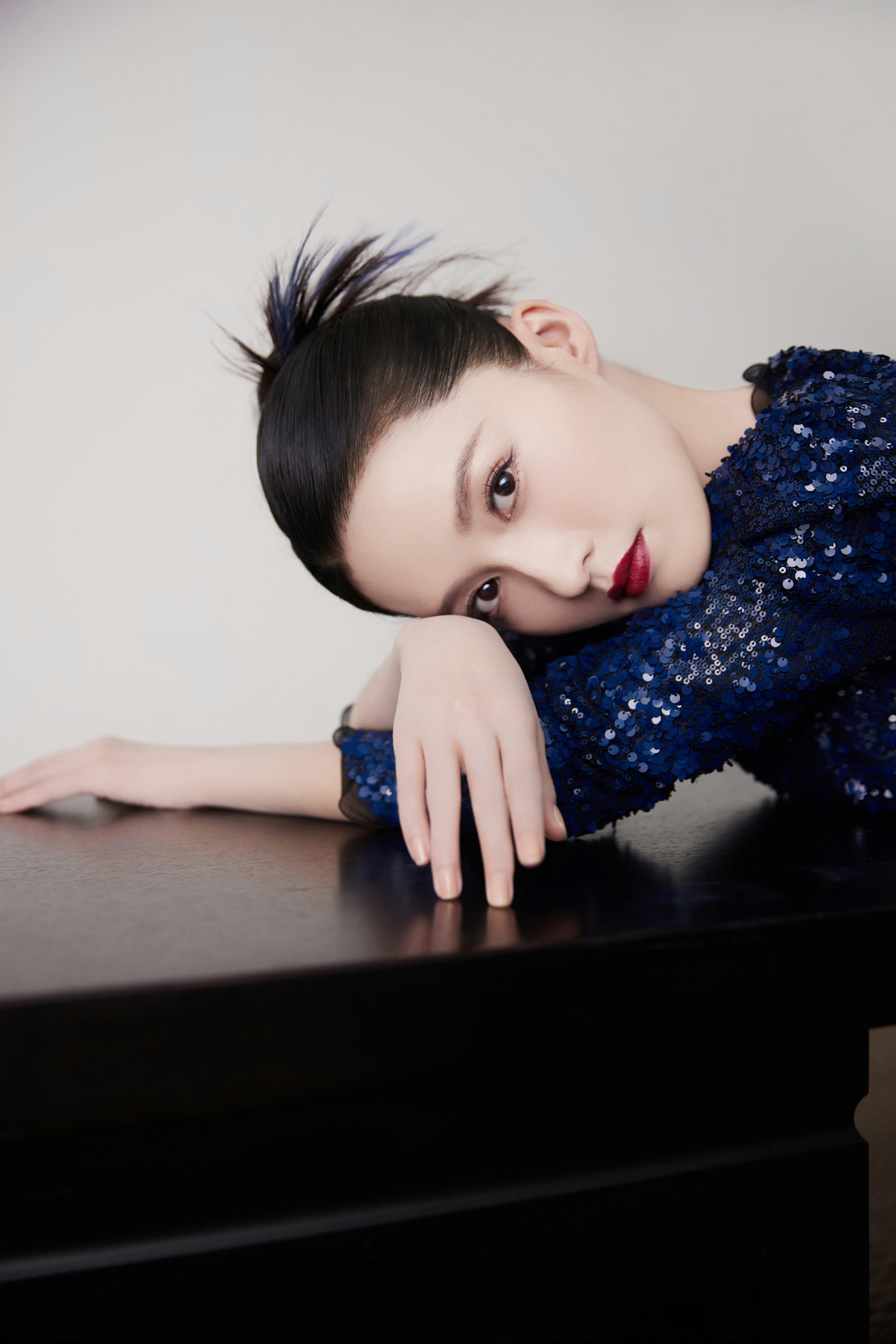 李沁出席 fendi 活动的造型来了,身穿蓝黑亮片裙亮相_高清图集_新浪网