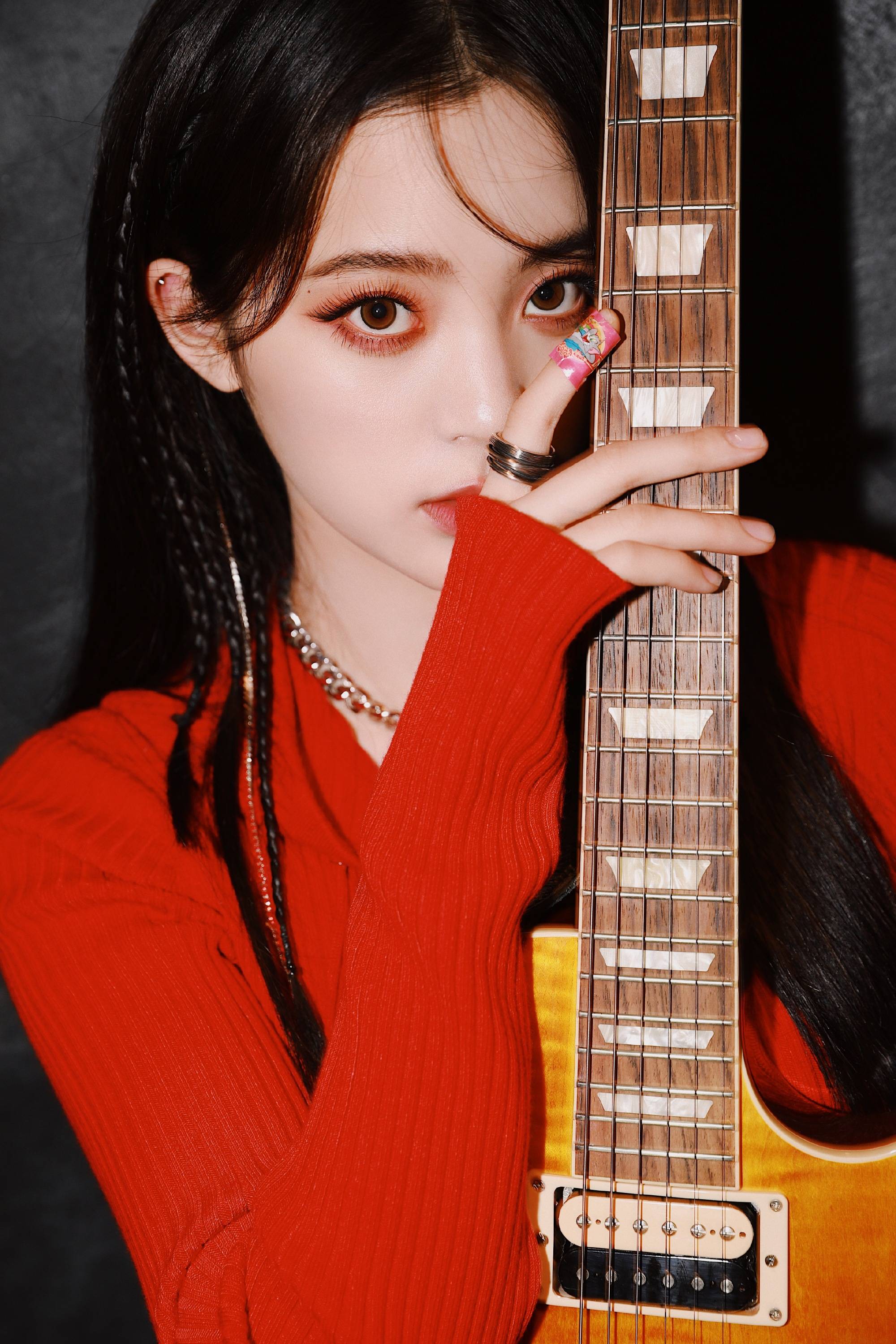 欧阳娜娜摇滚风造型酷飒 吉他在手显音乐少女本色