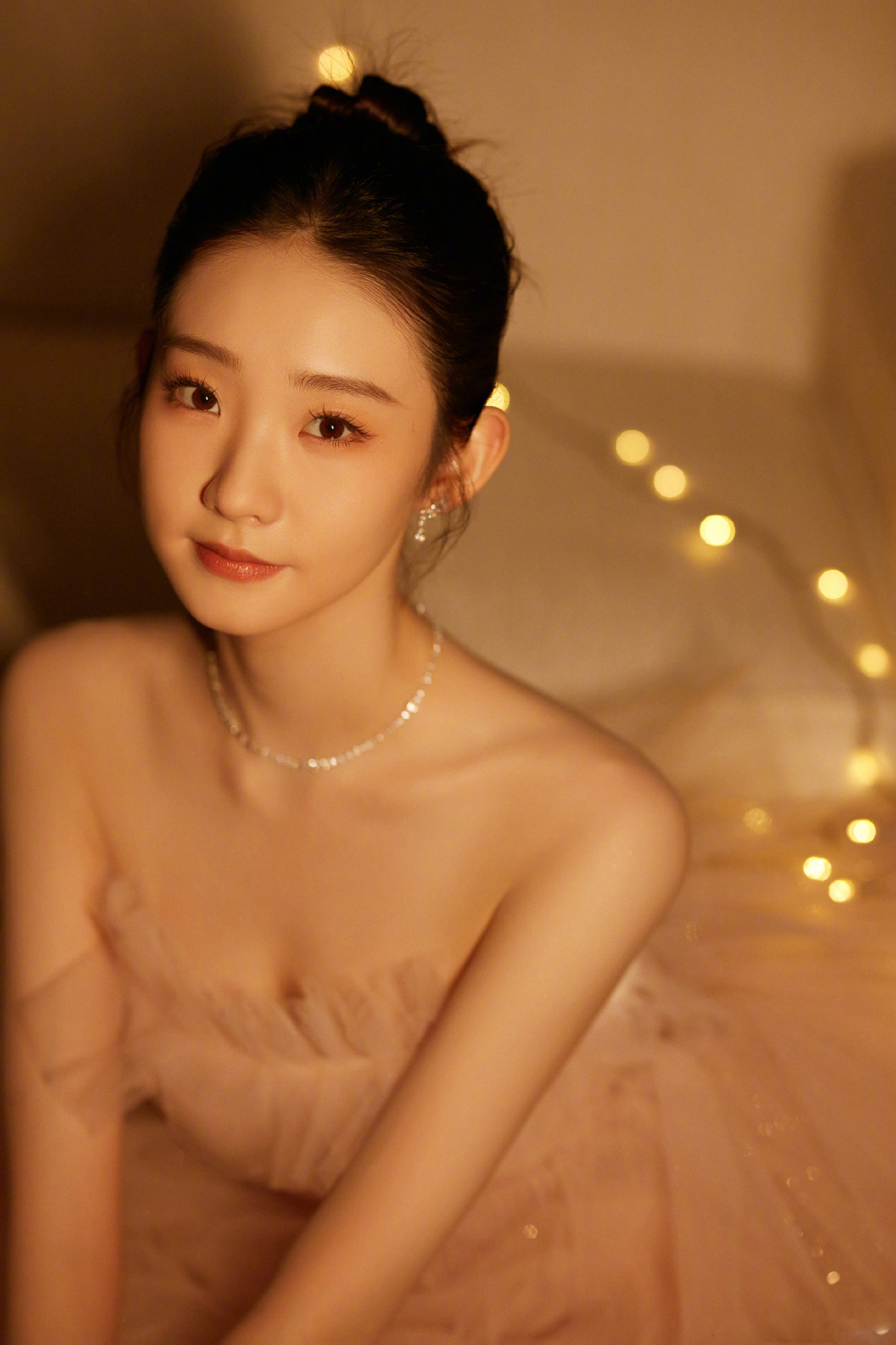 张艺凡的夏日限定梦幻公主风粉色蛋糕抹胸礼裙搭配精致珠宝