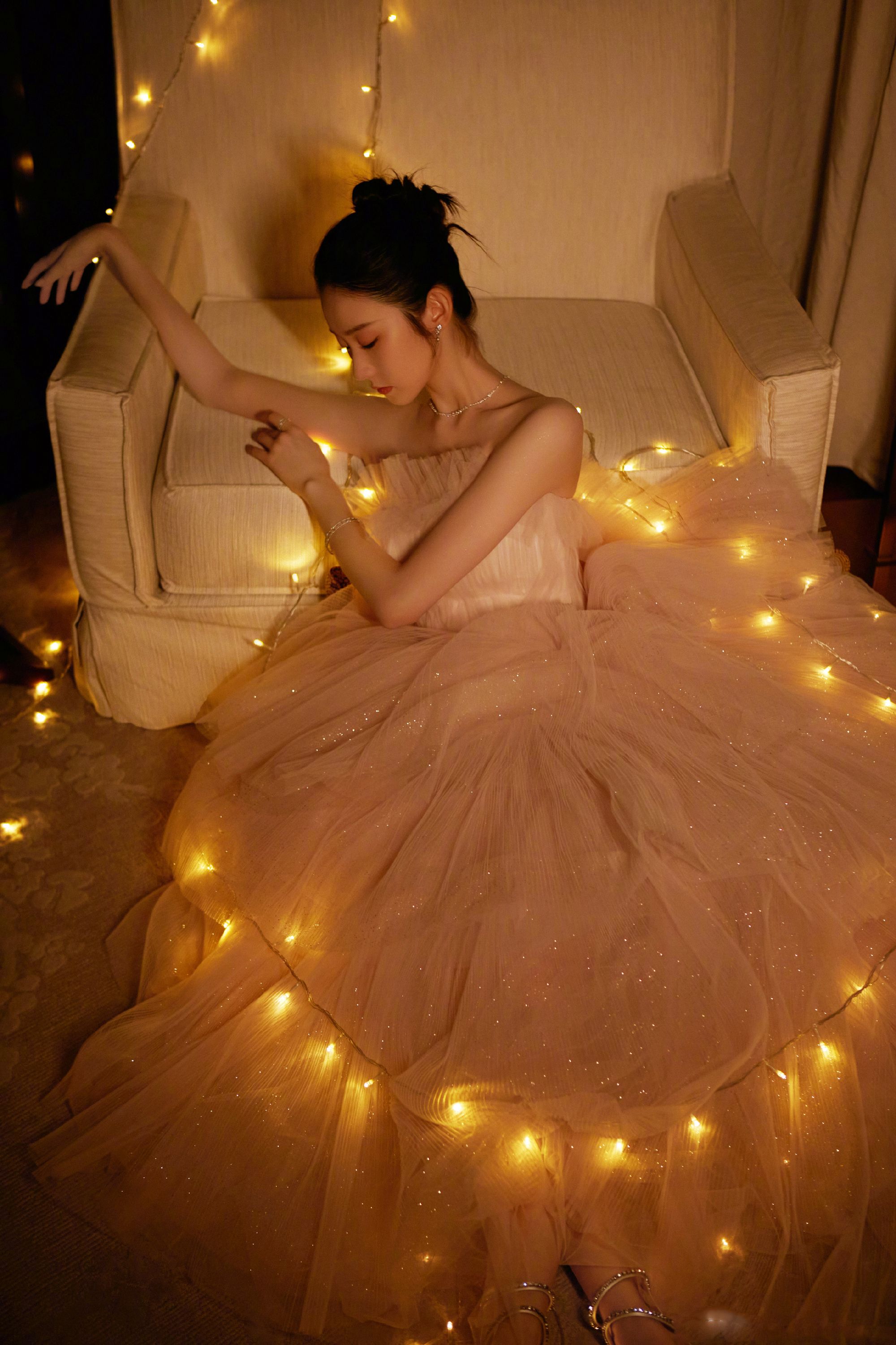 张艺凡的夏日限定梦幻公主风粉色蛋糕抹胸礼裙搭配精致珠宝