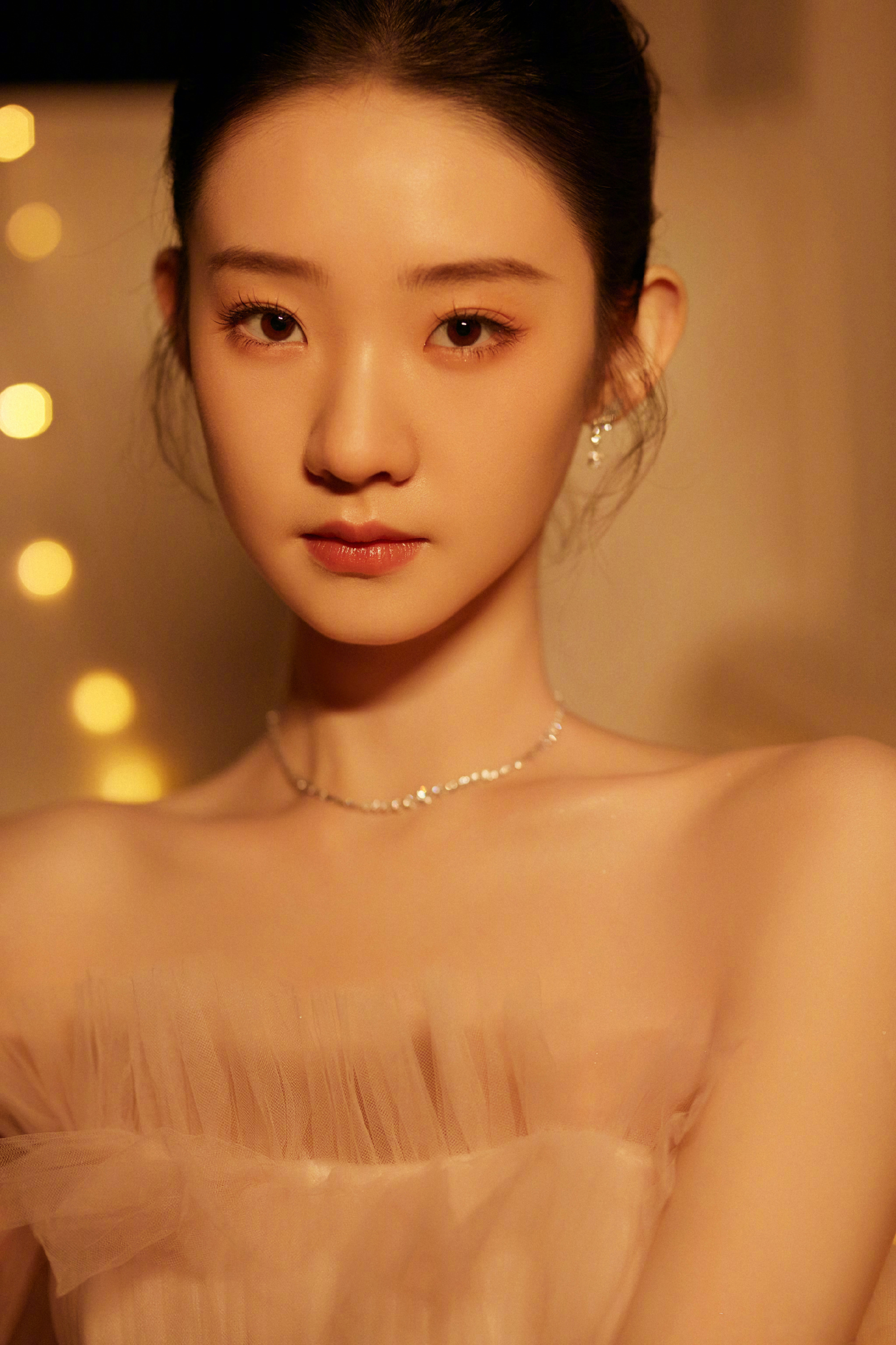 张艺凡的夏日限定梦幻公主风粉色蛋糕抹胸礼裙搭配精致珠宝