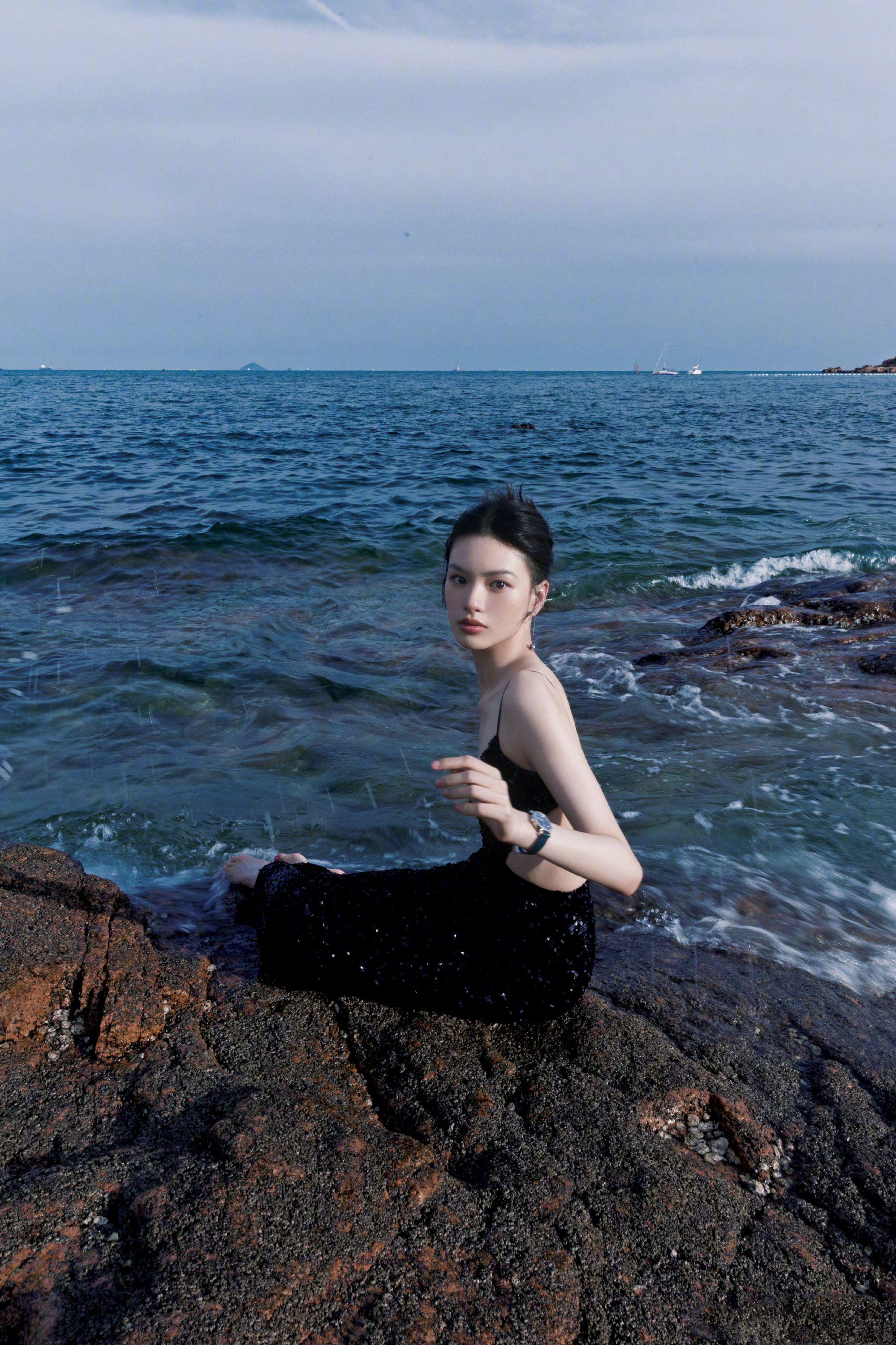 演员邱天出席品牌活动黑色星光碎钻长裙搭配垂珠耳饰